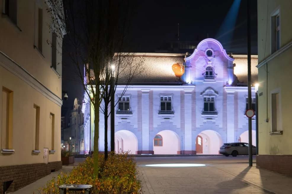 Trwa programowanie i testowanie nowego oświetlenia jarocińskiego ratusza [ZDJĘCIA]