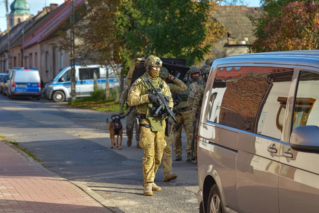 Katastrofa samolotu, uzbrojeni przestępcy i działania antyterrorystów - duże ćwiczenia policji i służb ratowniczych [ZDJĘCIA I FILM]