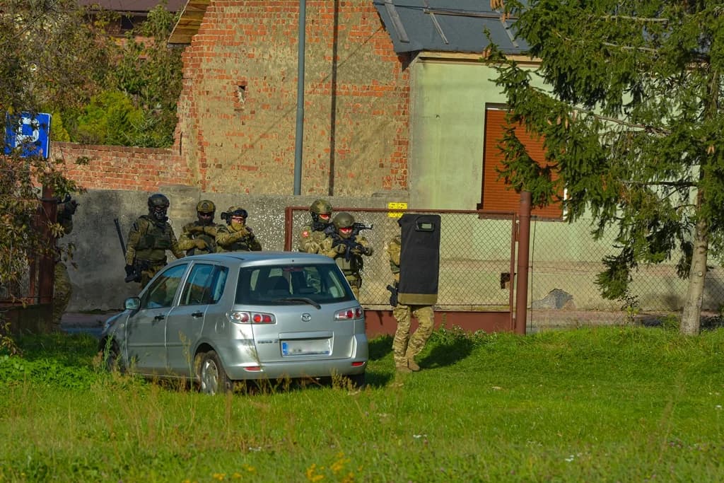 Katastrofa samolotu, uzbrojeni przestępcy i działania antyterrorystów - duże ćwiczenia policji i służb ratowniczych [ZDJĘCIA I FILM]