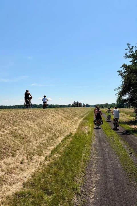 50 osób jechało rowerami