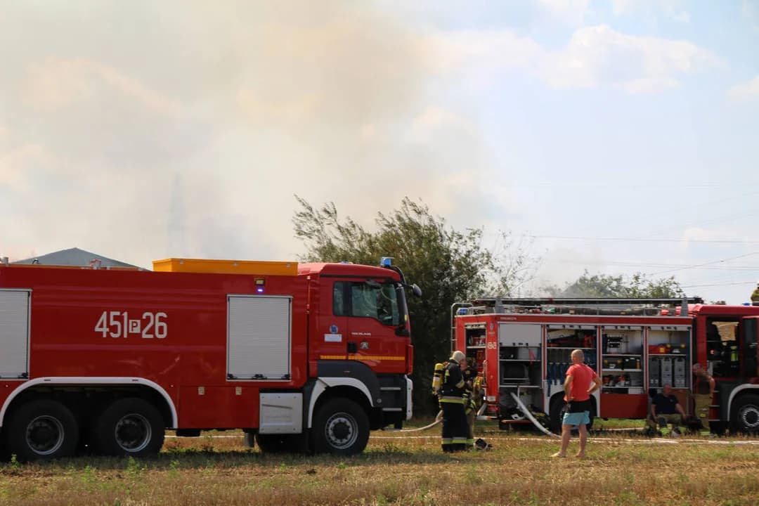 Duży pożar w Jarocinie. Ogień strawił zapasy słomy [ZDJĘCIA] — zdjęcie 5 z 50