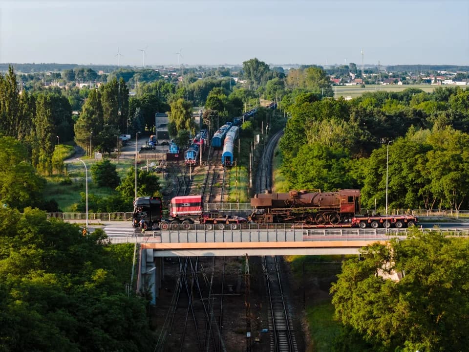 Parowóz w prezencie. Transport do Jarocina był wielkim wyzwaniem. ZOBACZ FILM — zdjęcie 6 z 11