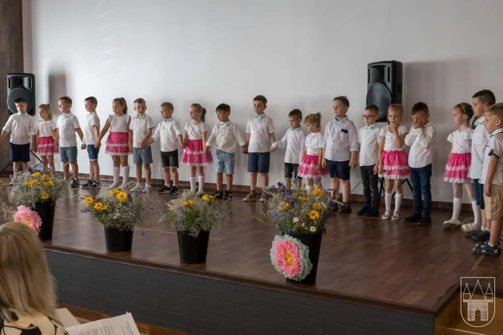Zakończenia roku w przedszkolu w Golinie i pożegnanie dyrektora — zdjęcie 2 z 9