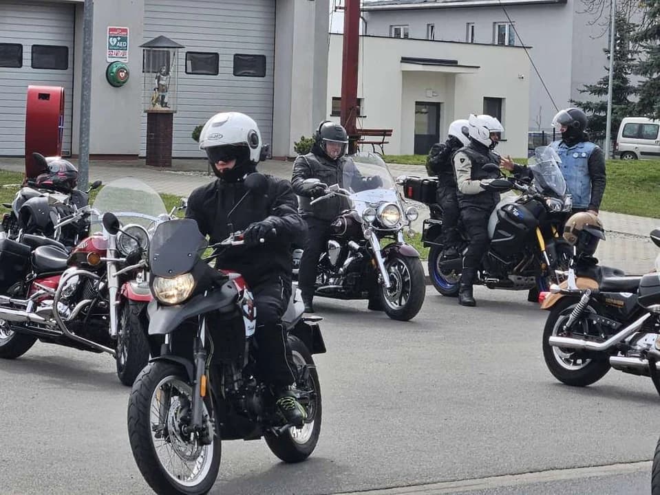 Motocykliści z błogosławieństwem proboszcza rozpoczęli sezon w Mieszkowie — zdjęcie 2 z 69