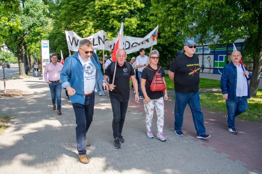 Dwa marsze w niedzielę w Warszawie. Pojechali na nie również jarociniacy [ZDJĘCIA] — zdjęcie 3 z 109