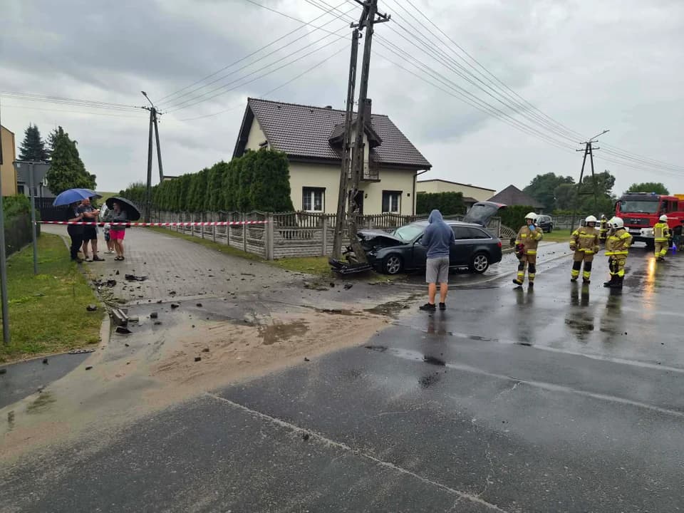 Pijany kierowca rozbił Audi na słupie energetycznym. Mieszkańcy zostali bez prądu — zdjęcie 4 z 5