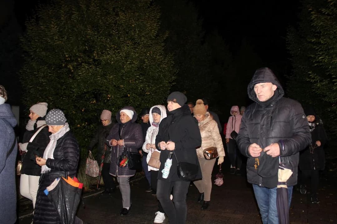 Kilkadziesiąt osób poszło na Ekstremalny Różaniec i na procesję różańcową w Jarocinie [ZDJĘCIA]