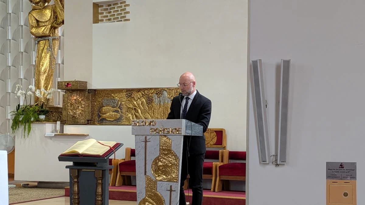 Jarocin pamięta o Wołyniu. Nowa tablica u Franciszkanów hołdem dla niemal 100 tys. pomordowanych Polaków [ZDJĘCIA, WIDEO] — zdjęcie 3 z 24