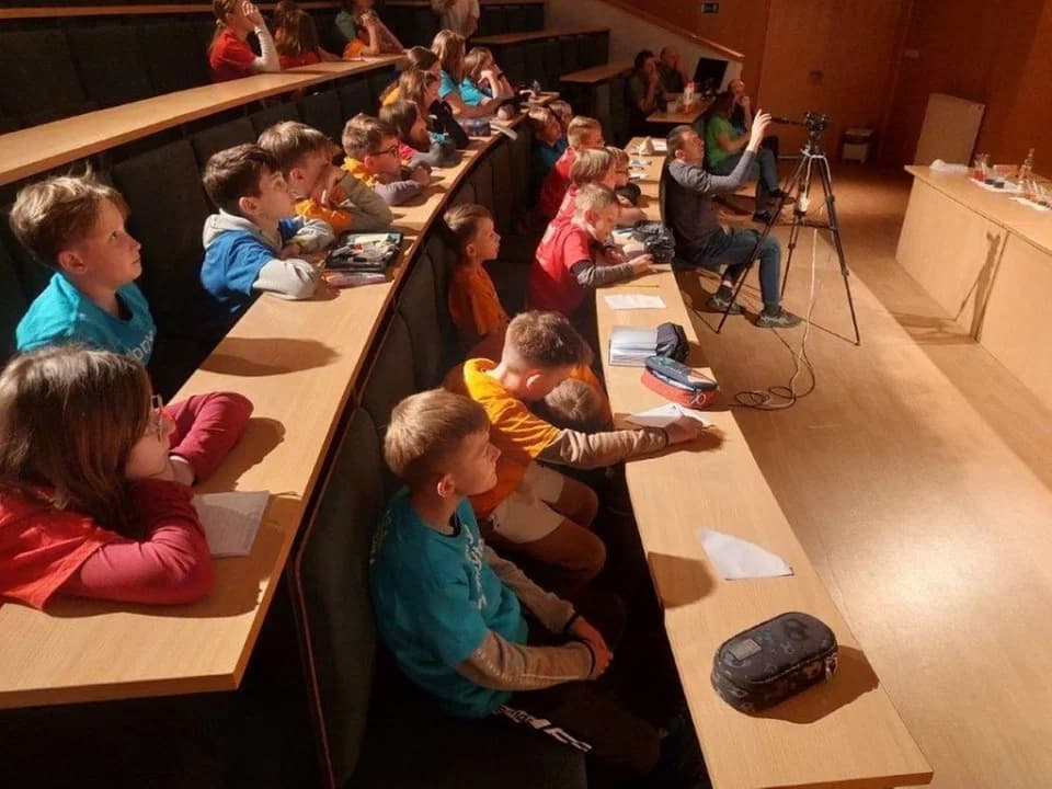 Dzieci z Żerkowa uczciły Międzynarodowy Dzień Uniwersytetów Dziecięcych na wykładzie w Poznaniu — zdjęcie 4 z 15
