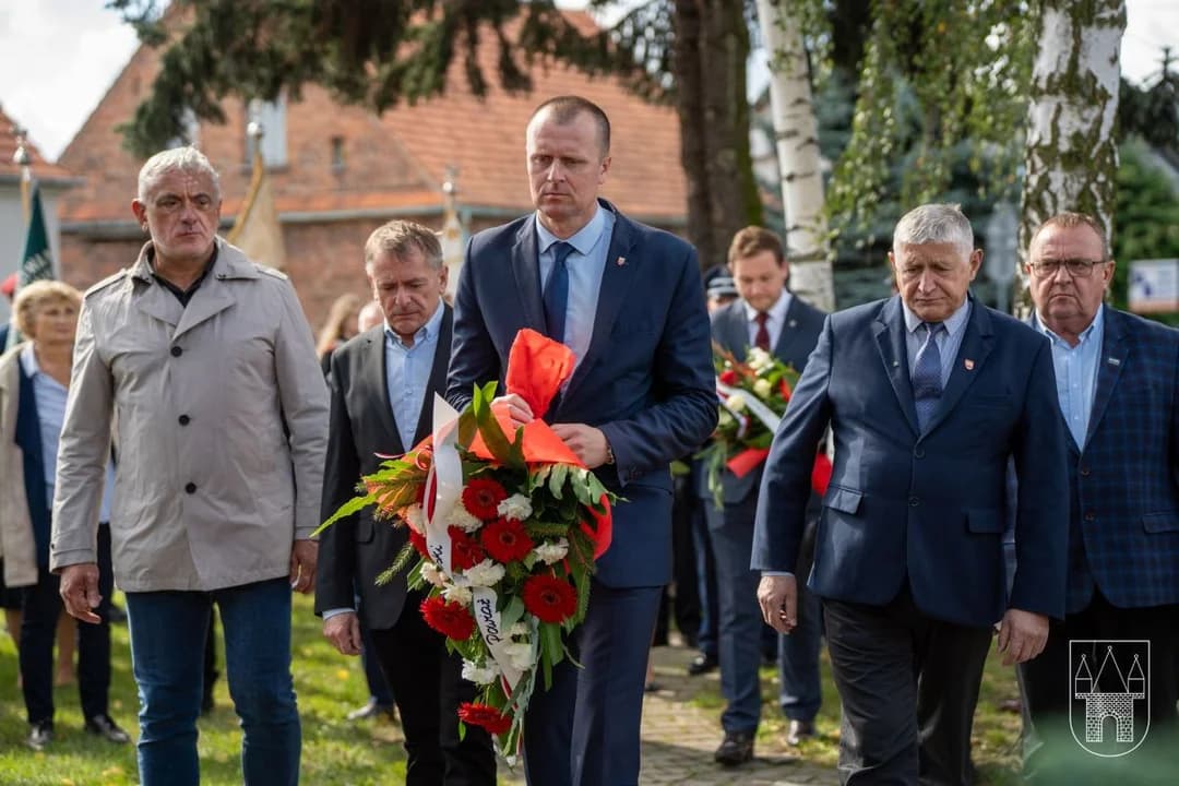 Dzień Sybiraka uczczono w Jarocinie złożeniem kwiatów i zapaleniem zniczy pod Krzyżem Martyrologii. Zabrakło prezeski [ZDJĘCIA] — zdjęcie 2 z 39