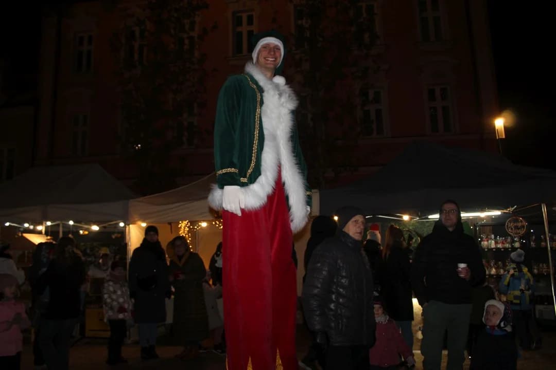 Choinka na Rynku w Jarocinie, Mikołajki i Jarmark Bożonarodzeniowy — zdjęcie 5 z 155