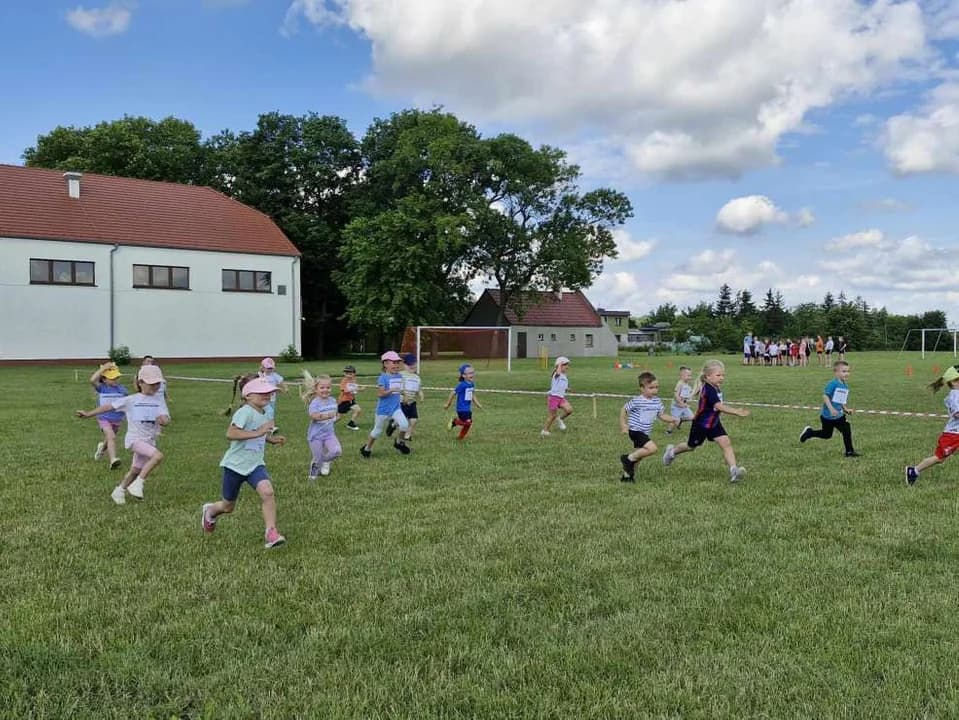 Przedszkolaki z Mieszkowa w akcji „Sprintem do maratonu” — zdjęcie 2 z 73