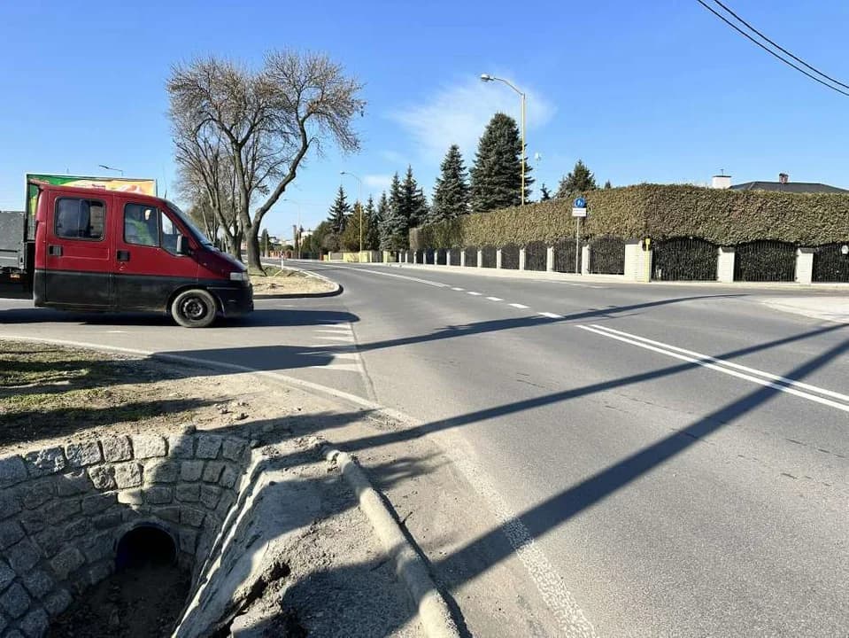 Brak przejścia dla pieszych przy markecie w Jarocinie może doprowadzić do tragedii. Czy jest szansa, żeby jej uniknąć? [ZDJĘCIA, AKTUALIZACJE] — zdjęcie 5 z 9