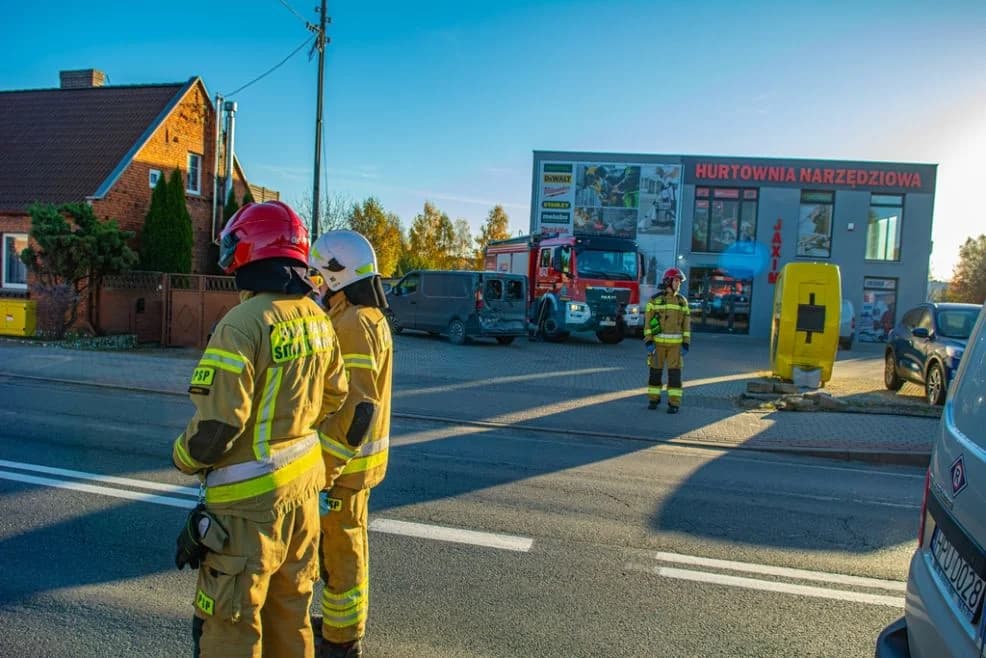 Poranny pośpiech na Wrocławskiej. Tir uderzył w auto dostawcze. Jedna osoba trafiła do szpitala. — zdjęcie 4 z 13