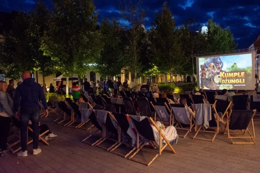 Jarociński rynek w piątkowy wieczór tętnił życiem nie tylko dzięki Letnim Brzmieniom Jarocina. Tuż po koncercie odbyły się seanse filmowe pod gwiazdami – wyświetlono dwie produkcje - animację dla dzieci „Kumple z Dżungli”, a dla dorosłych musical „Mamma Mia! Here We Go Again”.