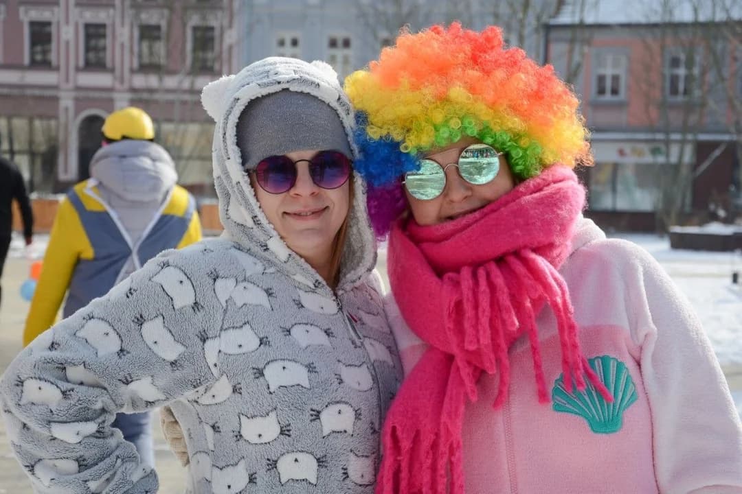 Mimo mrozu na rynku w Jarocinie zrobiło się dzisiaj gorąco. Ludzie wyszli z domów, aby swoją radością i energią pomóc Julce [ZDJECIA] — zdjęcie 3 z 54
