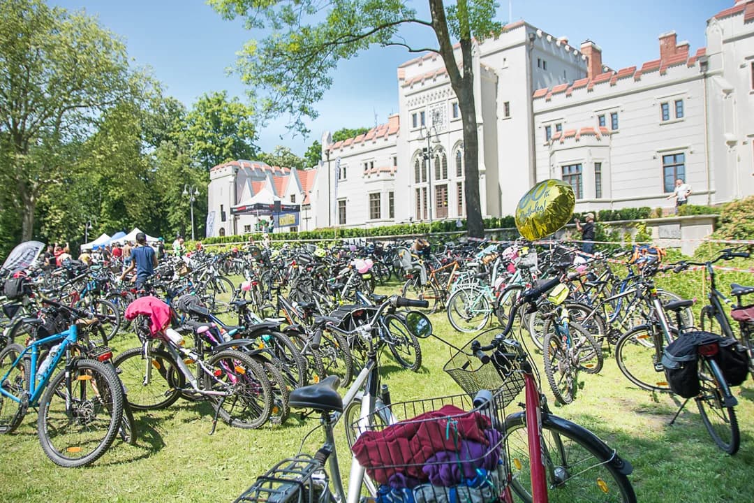 To kompleksowy projekt zrealizowany przez gminę w latach 2017-2021, obejmujący trzy główne tereny zielone:Park RadolińskichPark im. majora Ostroroga-Gorzeńskiego Park przy ul. Szubianki (dzisiaj Lasek Szubianki) Celem rewitalizacji było przywrócenie historycznego charakteru parków, poprawa ich funkcjonalności oraz zwiększenie atrakcyjności dla mieszkańców i turystów. Zakres prac obejmował: Odtworzenie historycznych układów alejek i ścieżek, zgodnie z dawnymi planami. Renowację i konserwację zieleni, w tym nasadzenia nowych drzew i krzewów oraz pielęgnację istniejących. Modernizację infrastruktury parkowej, takiej jak ławki, oświetlenie, place zabaw i elementy małej architektury.Rewitalizację stawów i zbiorników wodnych, w tym oczyszczenie i zagospodarowanie ich otoczenia. Dostosowanie parków do potrzeb osób z niepełnosprawnościami, poprzez budowę odpowiednich ścieżek i podjazdów. Zielony amfiteatr w parku. Całkowity koszt inwestycji wyniósł 16 milionów złotych. Gmina Jarocin pozyskała na ten cel ponad 12 milionów złotych dotacji z funduszy zewnętrznych. Dzięki przeprowadzonym pracom, parki w Jarocinie stały się nowoczesnymi przestrzeniami rekreacyjnymi, łączącymi funkcje wypoczynkowe z edukacyjnymi i kulturalnymi. Rewitalizacja przyczyniła się do poprawy jakości życia mieszkańców oraz zwiększenia atrakcyjności miasta dla turystów. Projekt został doceniony przez specjalistów - Gmina Jarocin otrzymała Grand Prix Towarzystwa Urbanistów Polskich, co świadczy o wysokiej jakości przeprowadzonych prac i zaangażowaniu w rozwój przestrzeni publicznej. Zdaniem specjalistów, rewitalizacja parków miejskich w Jarocinie stanowi przykład skutecznego wykorzystania środków zewnętrznych na rzecz poprawy przestrzeni publicznej i jakości życia mieszkańców.
