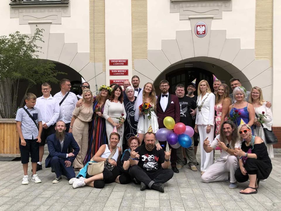 Ta miłość narodziła się na Jarocin Festiwalu dwa lata temu. Kaja i Tomasz wzięli ślub w ratuszu [ZDJĘCIA] — zdjęcie 2 z 28