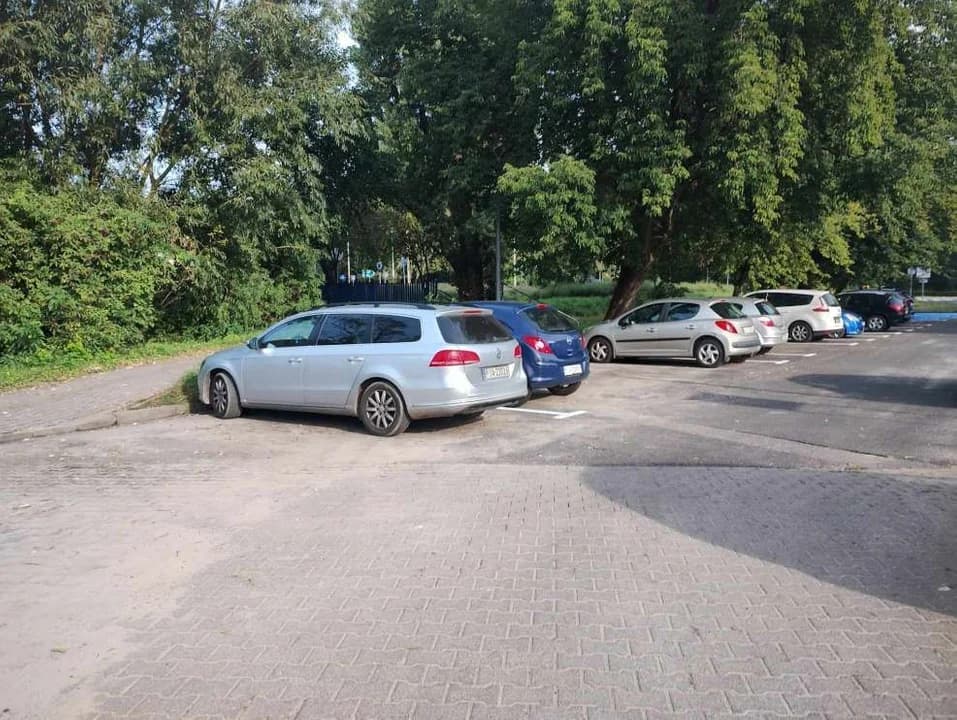 Problem na parkingu przy ulicy św. Ducha w Jarocinie. Co na to magistrat? [AKTUALIZACJE, SONDA]