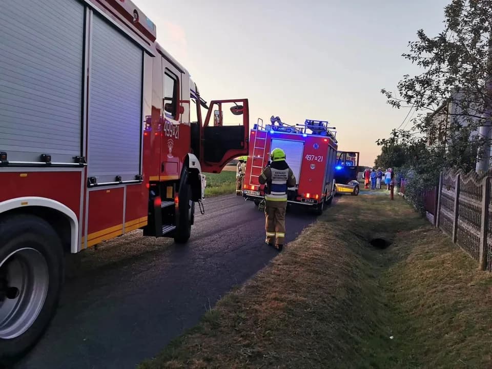 Spieszył się do żony do szpitala. Dachował. Zostawił auto, ruszył dalej — zdjęcie 3 z 5