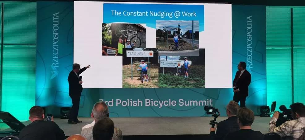 Jarocińska władza i opozycja na rowerowej konferencji w Warszawie — zdjęcie 4 z 11