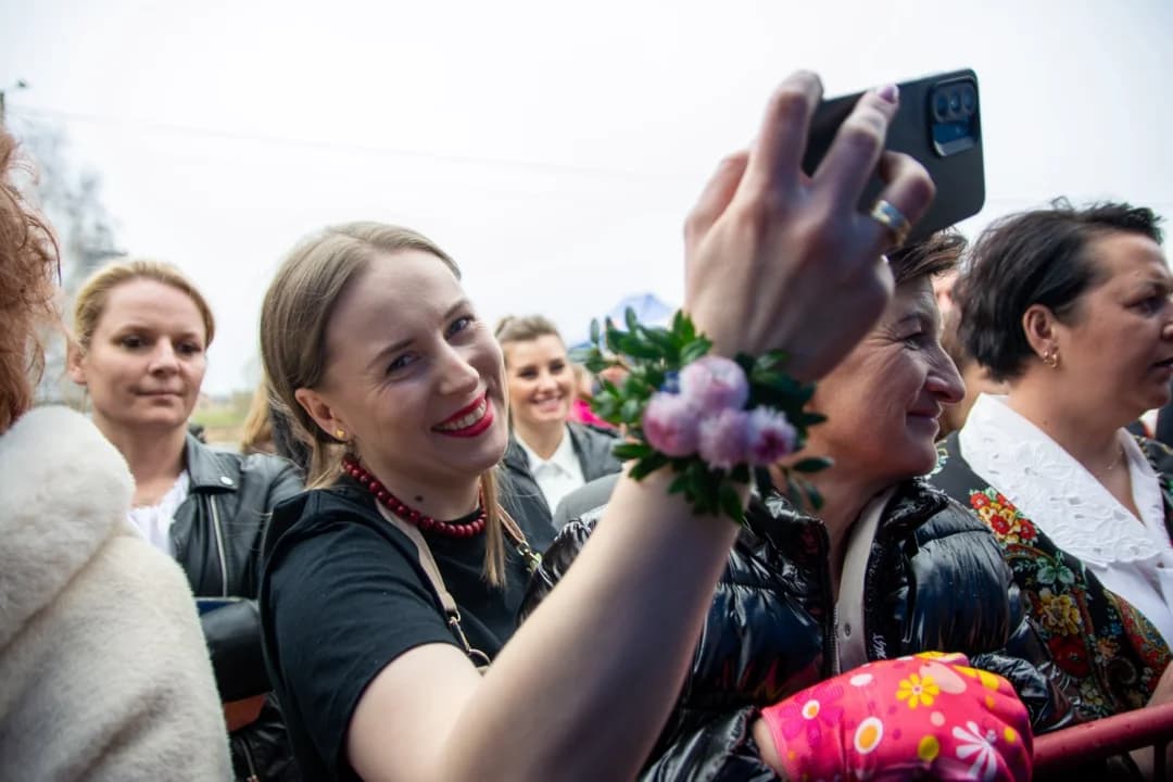 Wielkie tarcie chrzanu w Chrzanie. Przy tarkach stanęło blisko 100 KGW z całej Wielkopolski  [ZDJĘCIA, AKTUALIZACJA]