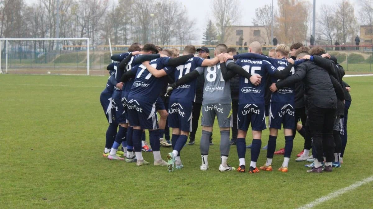 Zacięte derby powiatu jarocińskiego przy niemal pełnych trybunach [ZDJĘCIA] — zdjęcie 5 z 55