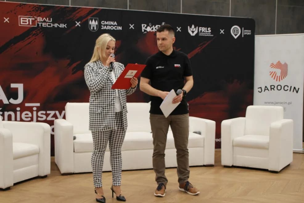 Konferencję prasową prowadzili: Agata Porzucek z wydziału promocji urzędu miejskiego oraz wiceburmistrz Łukasz Witczak — zdjęcie 2 z 19