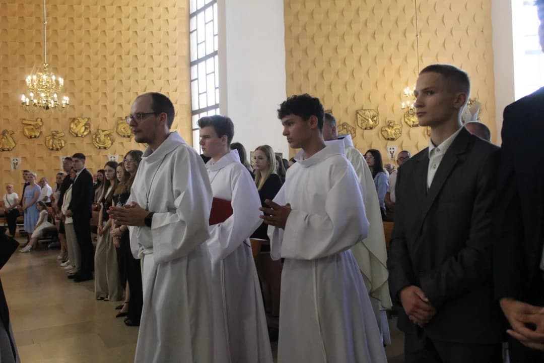 Bierzmowanie na odpuście ku czci św. Antoniego Padewskiego u franciszkanów w Jarocinie [ZDJĘCIA] — zdjęcie 6 z 93