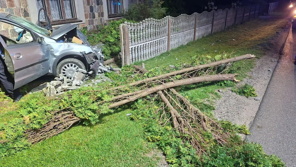 Dwie z trzech osób podróżujących samochodem zostały przetransportowane do szpitala
