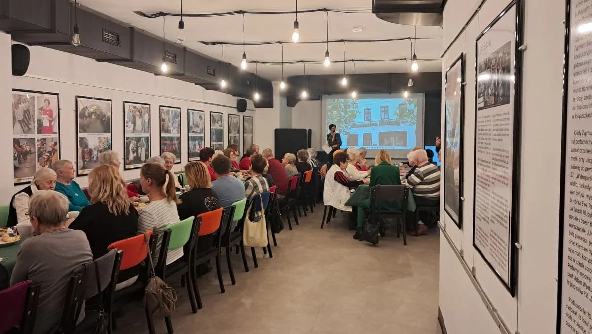 W Jarocinie odbyło się drugie spotkanie dla 80-latków. Odwiedzili Kamienicę Kultury i ratusz [ZDJĘCIA]