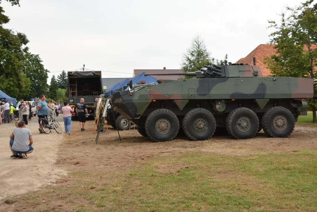 Na odpuście w Golinie odbył się pokaz mody z aktorami — zdjęcie 3 z 25
