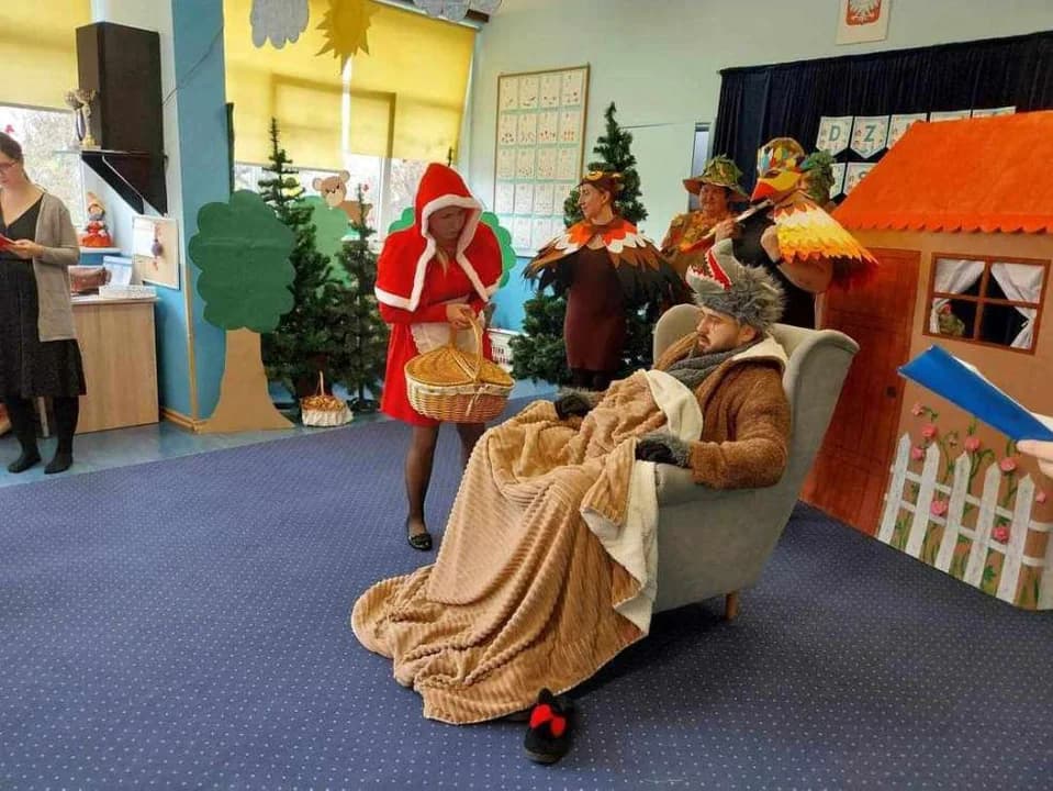 W przedszkolu w Mieszkowie w Dniu Postaci z Bajek rodzice zagrali dla dzieci [ZDJĘCIA]