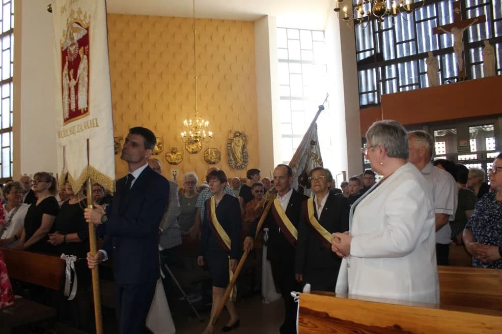 Tablica dla ojca Sylwina Wojdanowicza oraz jubileuszowy zjazd franciszkanów w Jarocinie — zdjęcie 6 z 211