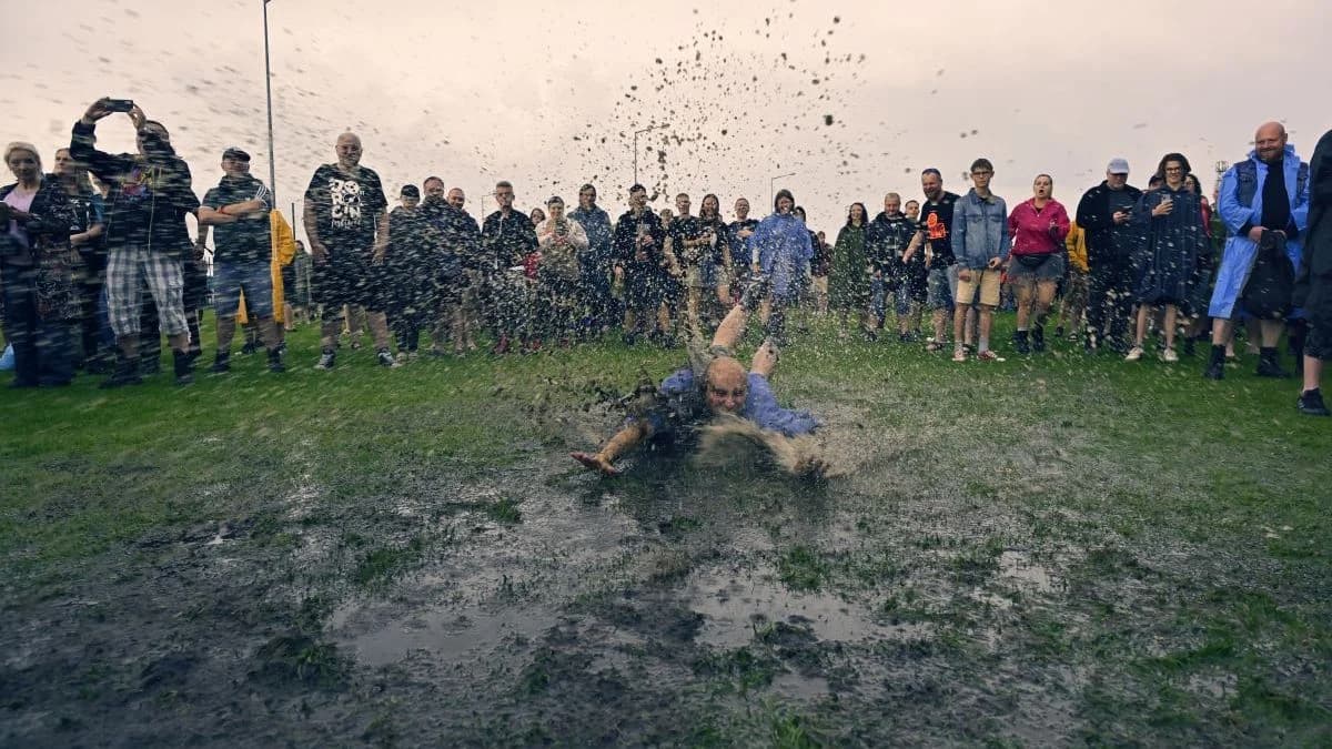 Tak bawiliście w błocie i deszczu podczas pierwszego dnia Jarocin Festiwal 2026