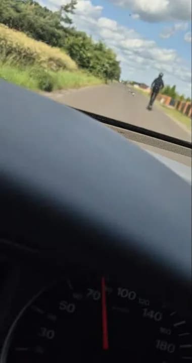 Jedzie hulajnogą z zawrotną prędkością. Nagranie trafiło do sieci. Wiadomo jak się rozpędził [WIDEO] — zdjęcie 4 z 4