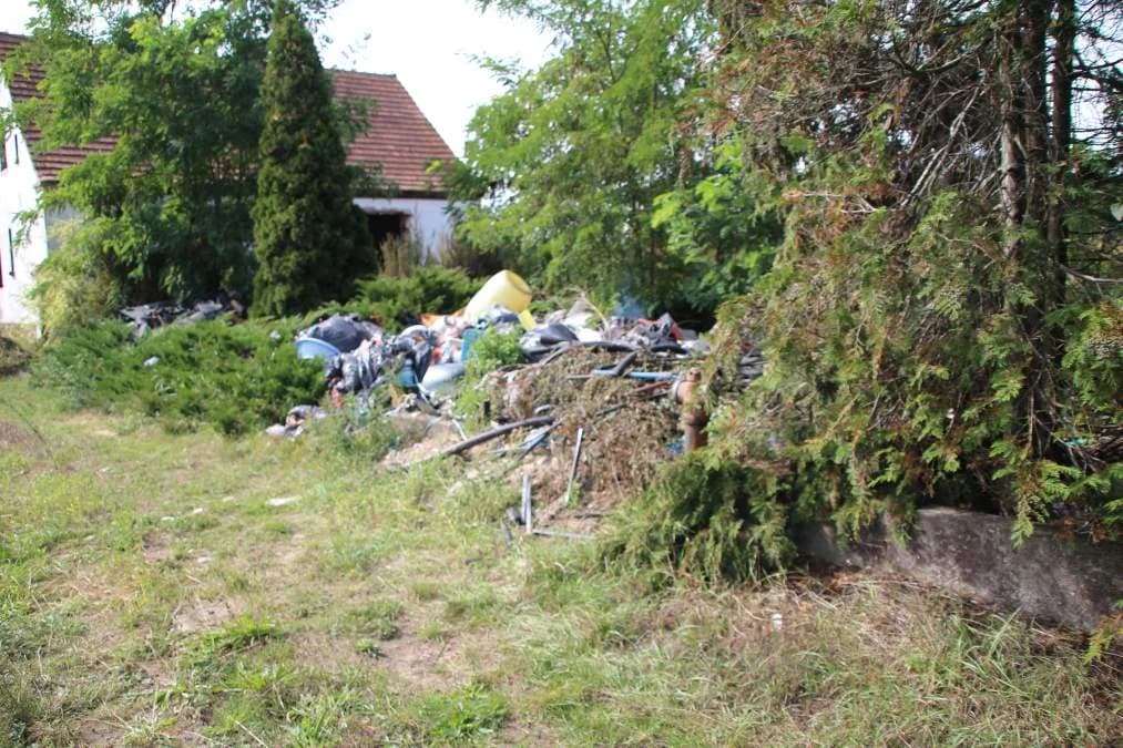 Hałda śmieci nadal zalega na prywatnej posesji w Wyszkach [ZDJĘCIA]