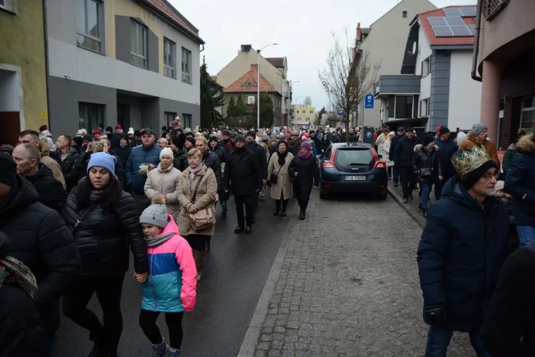 14. Jarocińskie Kolędowanie z Orszakiem Trzech Króli. Najwięcej było przedszkolaków  [ZDJĘCIA]
