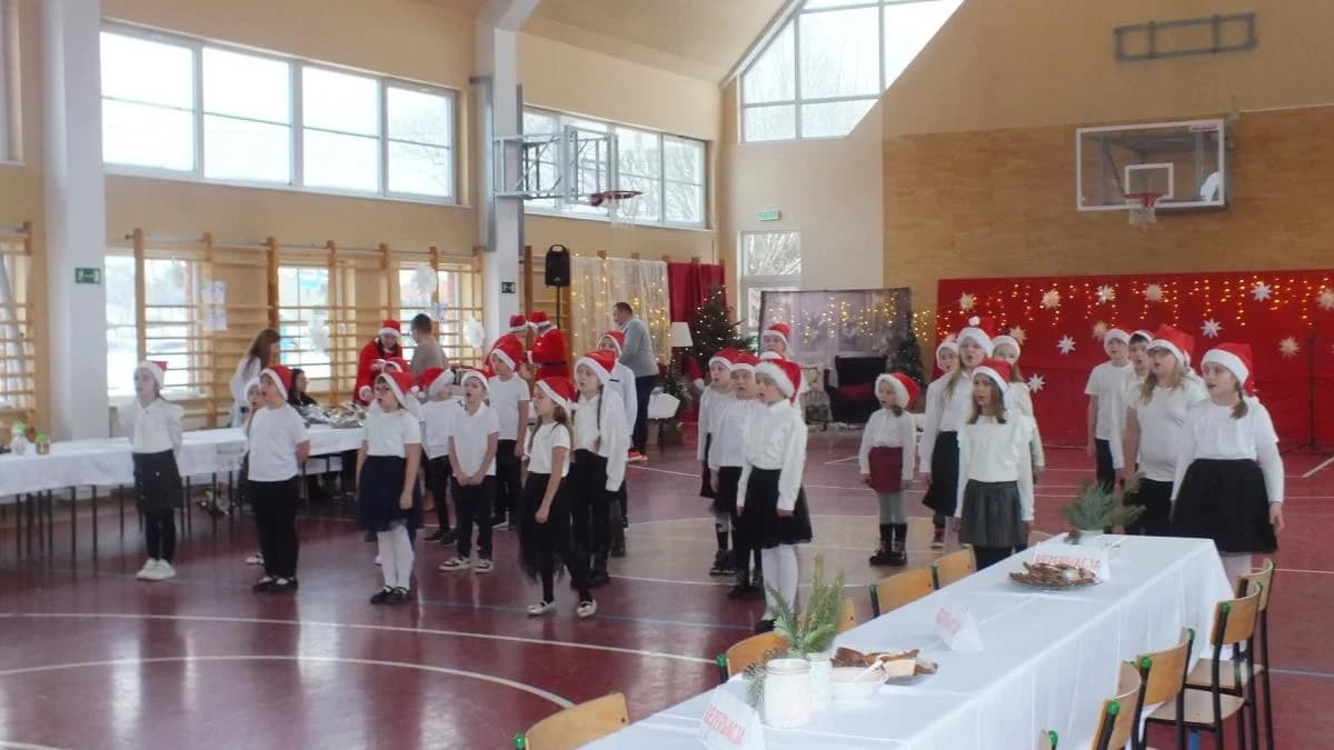 Kiermasz Bożonarodzeniowy w szkole w Chrzanie — zdjęcie 2 z 16