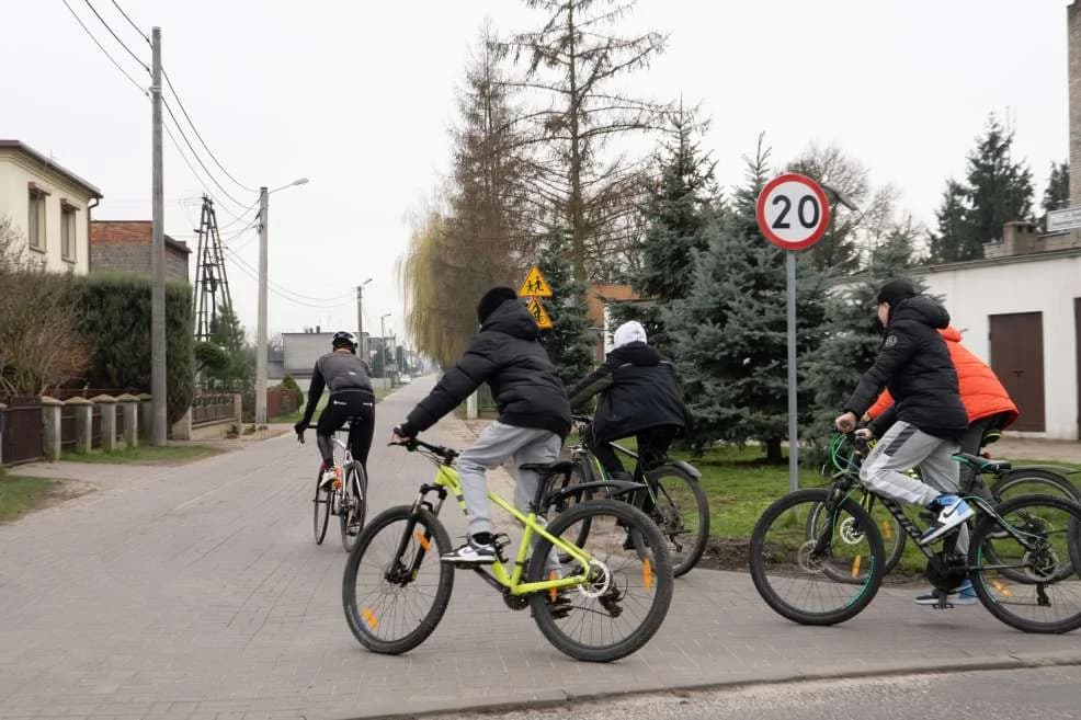 Wokół szkoły w Witaszycach utworzona została „Strefa wizja zero”. Co to takiego? [ZDJĘCIA, SONDA]