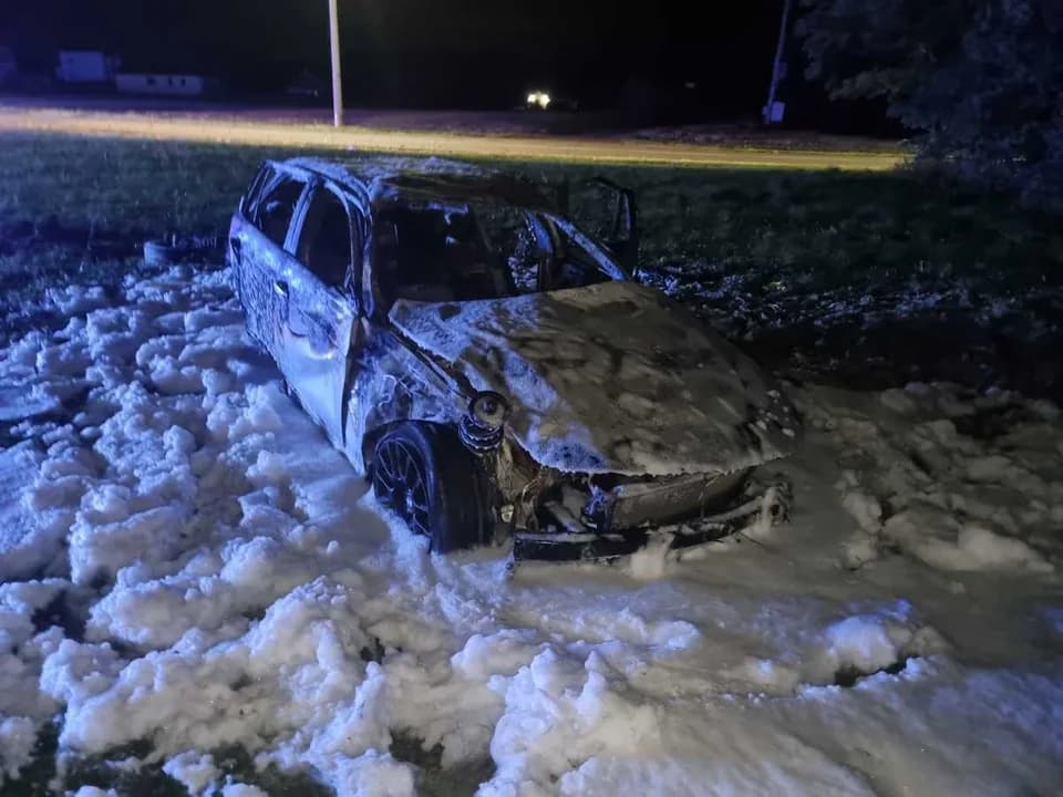 Młoda kobieta siedziała za kierownicą BMW.