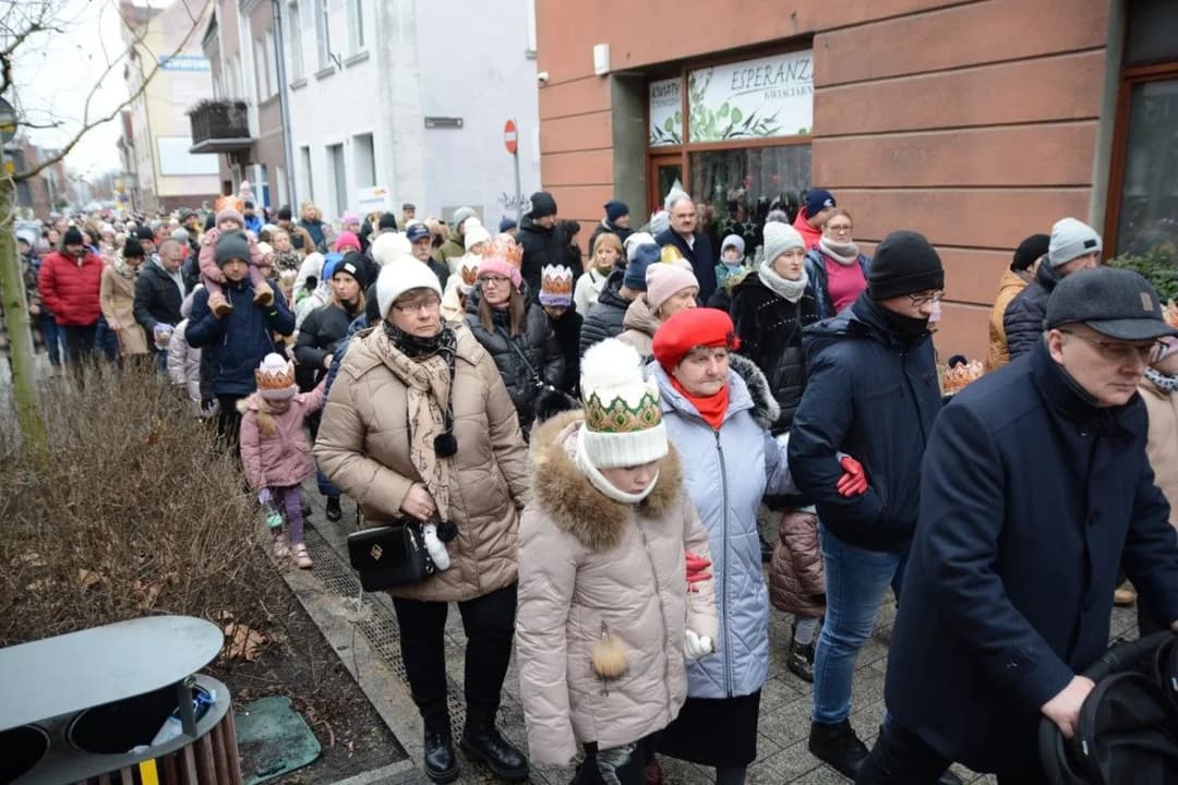 14. Jarocińskie Kolędowanie z Orszakiem Trzech Króli. Najwięcej było przedszkolaków  [ZDJĘCIA]