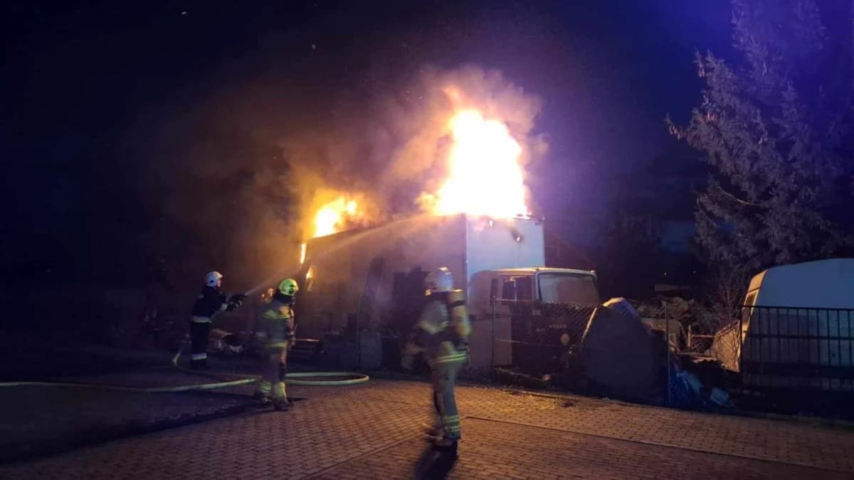 Pożar samochodu ciężarowego w Chrzanie. Spłonął ładunek [ZDJĘCIA]