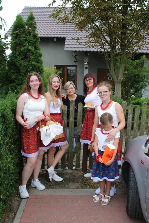 W czasie dożynek w Magnuszewicach zatańczyli też poloneza [ZDJĘCIA] — zdjęcie 4 z 33