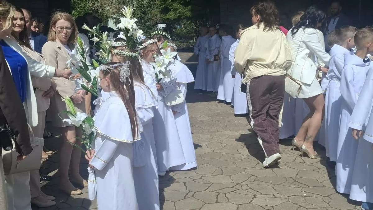Pierwsza Komunia Święta u o. Franciszkanów w Jarocinie — zdjęcie 4 z 97