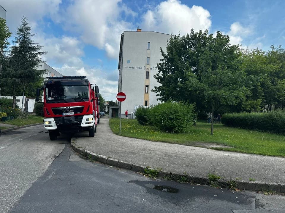 Trzy osoby w tym dwóch ratowników medycznych podtruło się dymem. Akcja służb na największym osiedlu w Jarocinie