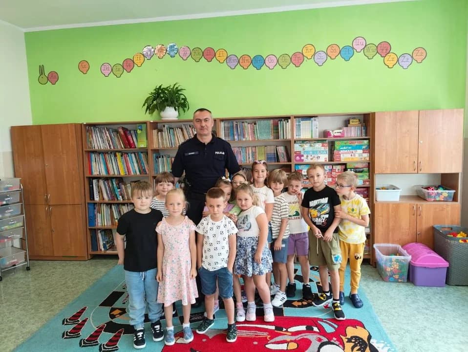 Bezpieczna droga do szkoły. Jarocińscy policjanci edukowali najmłodszych mieszkańców [SONDA] — zdjęcie 3 z 44