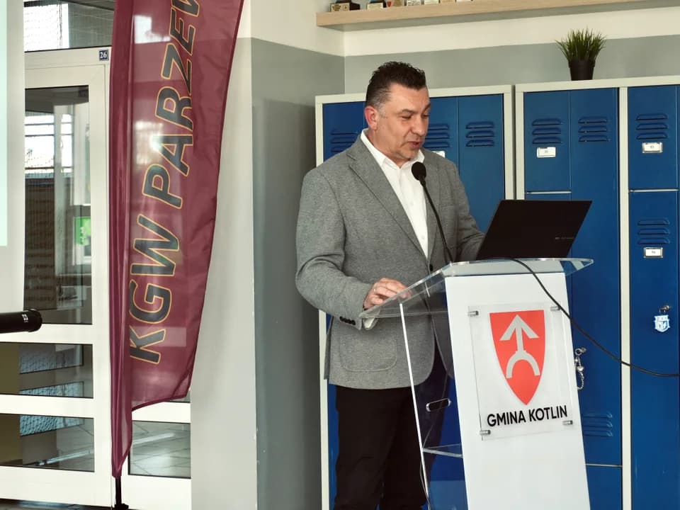 Dariusz Walczak, sołtys Parzewa i radny gminy Kotlin, opowiedział o aktywności mieszkańców wioski opartej na współpracy, m.in. rady sołeckiej i KGW, czy sukcesach w pozyskiwaniu środków.