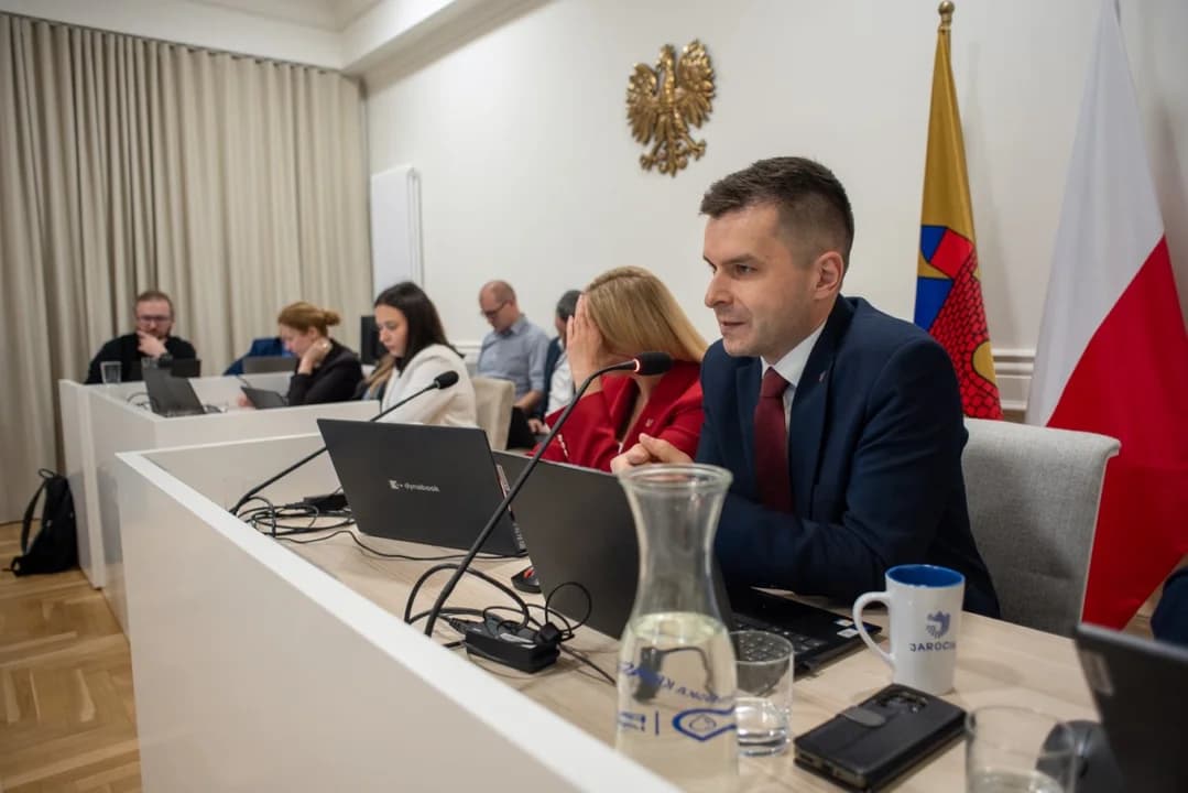 Radni nie mają zaufania do burmistrza, choć finanse oceniają dobrze. Posypały się zarzuty, wspomniano o referendum [ZDJĘCIA]