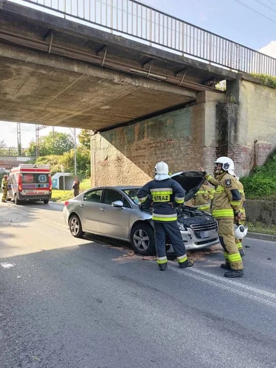 Zderzenie dwóch samochodów przy wiaduktach na al. Niepodległości w Jarocinie [ZDJĘCIA] — zdjęcie 3 z 13